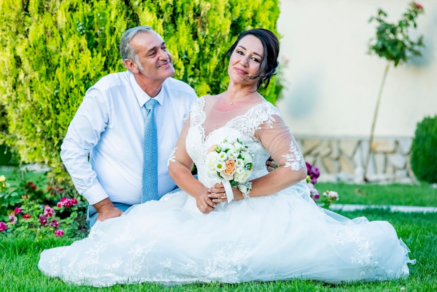Булка с букет в градината